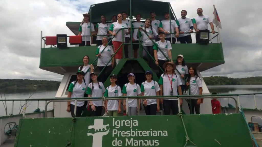Equipe voluntária do Amazon Vida a bordo do barco-hospital J.J. Mesquita, da Igreja Presbiteriana de Manaus.